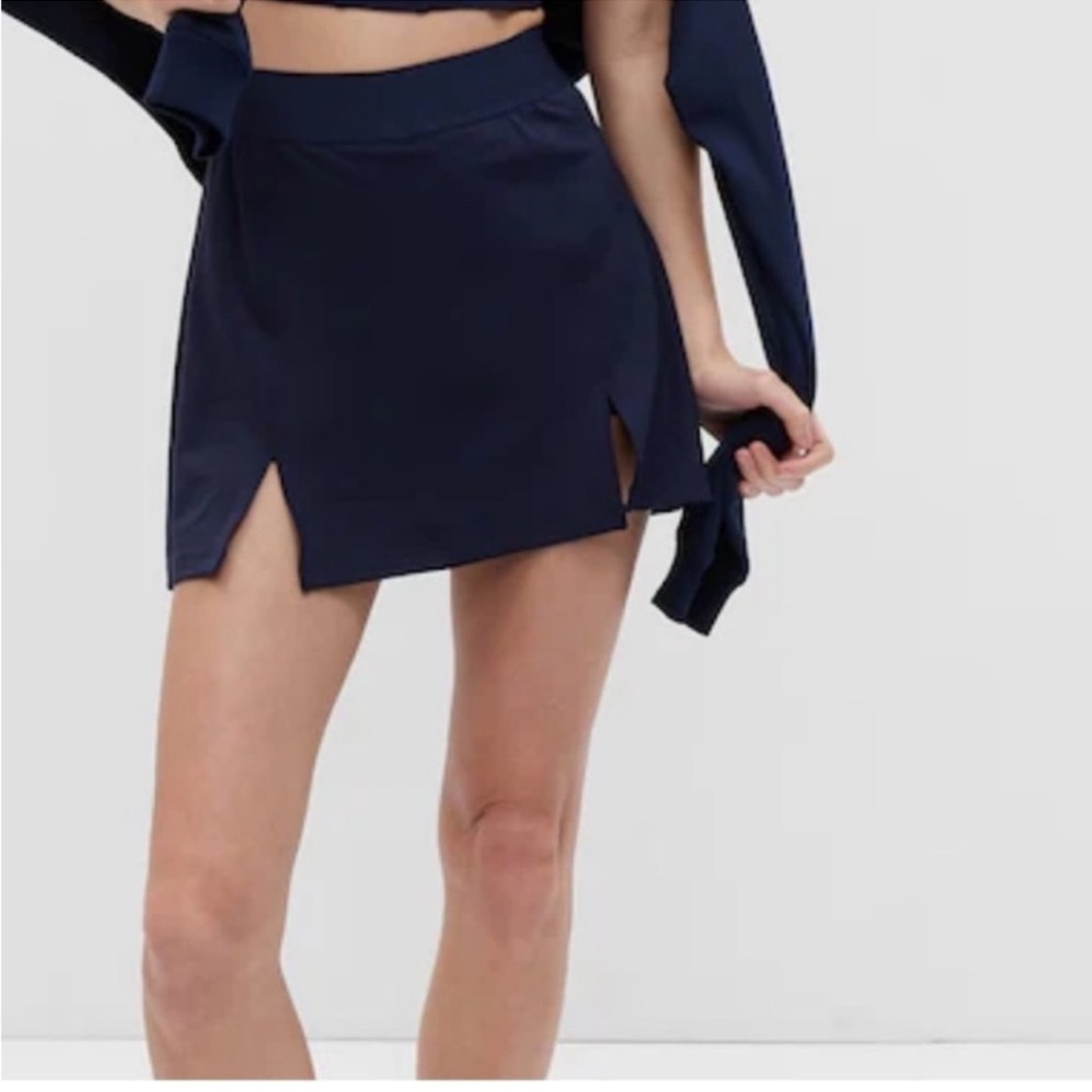 GapFit Eclipse Split Front Exercise Skort |
Navy| medium NWT